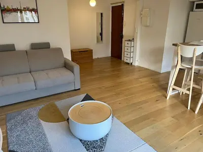 Coin salon dans l'établissement Superbe appartement avec belle vue jardin