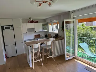 Cuisine ou kitchenette dans l'établissement Superbe appartement avec belle vue jardin