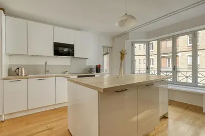 Cuisine ou kitchenette dans l'établissement Superb Flat with Balcony - Near Notre-Dame - Paris 05