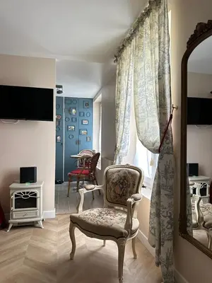 Télévision ou salle de divertissement dans l'établissement Évasion Parisienne !