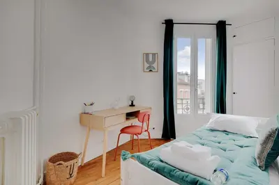Un ou plusieurs lits dans un hébergement de l'établissement Cozy Apartment 2Bdr-4P - in the Heart of Suresnes