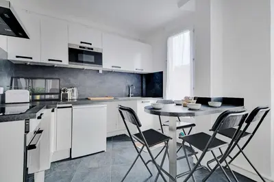Cuisine ou kitchenette dans l'établissement Cozy Apartment 2Bdr-4P - in the Heart of Suresnes