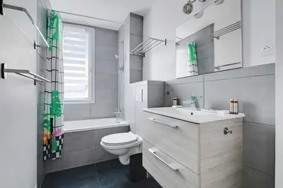Salle de bains dans l'établissement Cozy Apartment 2Bdr-4P - in the Heart of Suresnes