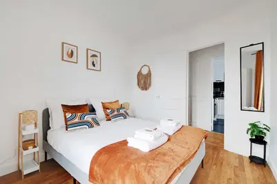 Un ou plusieurs lits dans un hébergement de l'établissement Cozy Apartment 2Bdr-4P - in the Heart of Suresnes