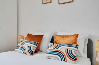 Un ou plusieurs lits dans un hébergement de l'établissement Cozy Apartment 2Bdr-4P - in the Heart of Suresnes