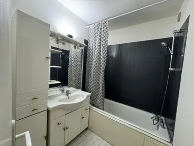 Salle de bains dans l'établissement Appartement spacieux Paris Vanves Parc des expositions