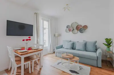 Télévision ou salle de divertissement dans l'établissement Charming Apt - 1BD-4P - Tour Eiffel - Invalides