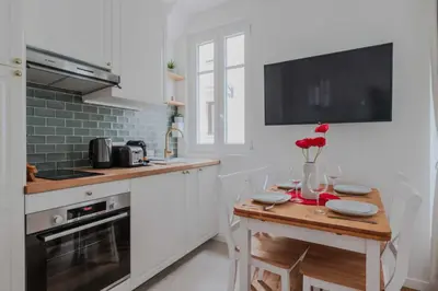 Cuisine ou kitchenette dans l'établissement Charming Apt - 1BD-4P - Tour Eiffel - Invalides
