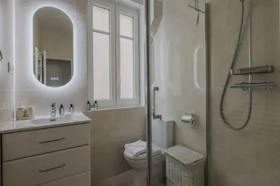 Salle de bains dans l'établissement Charming Apt - 1BD-4P - Tour Eiffel - Invalides