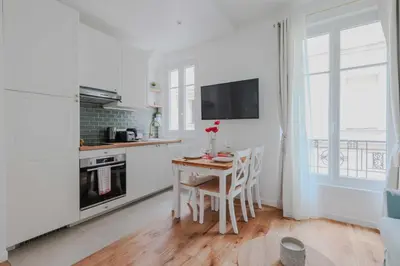 Cuisine ou kitchenette dans l'établissement Charming Apt - 1BD-4P - Tour Eiffel - Invalides