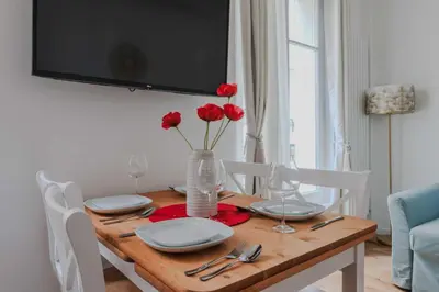 Télévision ou salle de divertissement dans l'établissement Charming Apt - 1BD-4P - Tour Eiffel - Invalides