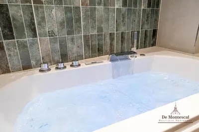 Salle de bains dans l'établissement Montparnasse AC appartment in a prime location 22 -36M2