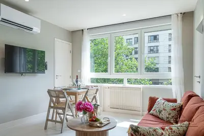 Télévision ou salle de divertissement dans l'établissement Montparnasse- Hot tub and AC Cosy apartment a prime location 40m2