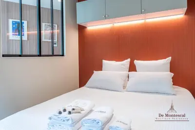 Un ou plusieurs lits dans un hébergement de l'établissement Montparnasse- Hot tub and AC Cosy apartment a prime location 40m2
