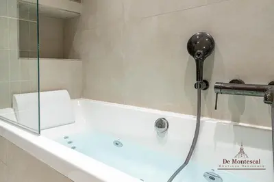 Salle de bains dans l'établissement Montparnasse- Hot tub and AC Cosy apartment a prime location 40m2