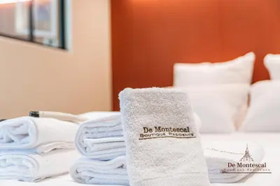 Un ou plusieurs lits dans un hébergement de l'établissement Montparnasse- Hot tub and AC Cosy apartment a prime location 40m2