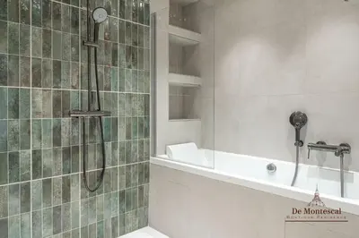 Salle de bains dans l'établissement Montparnasse- Hot tub and AC Cosy apartment a prime location 40m2