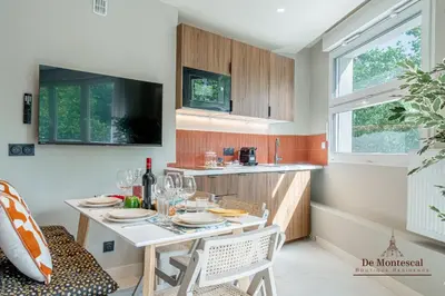 Télévision ou salle de divertissement dans l'établissement Montparnasse- Hot tub and AC Cosy apartment a prime location 40m2