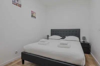 Un ou plusieurs lits dans un hébergement de l'établissement Modern Apartment - 2BR-6P- Levallois-Perret
