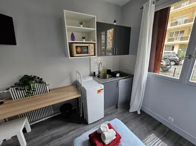 Cuisine ou kitchenette dans l'établissement Cosy Paris Boulogne billancourt Rolland Garros PSG