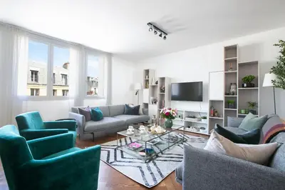 Télévision ou salle de divertissement dans l'établissement Magnificient 2 Bedrooms with terrace next to champs-elysées - PC62B