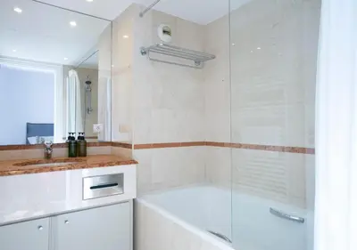Salle de bains dans l'établissement Magnificient 2 Bedrooms with terrace next to champs-elysées - PC62B