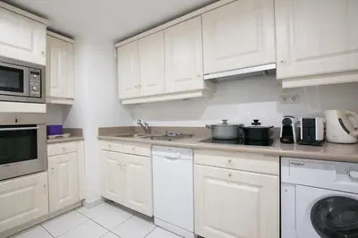 Cuisine ou kitchenette dans l'établissement Magnificient 2 Bedrooms with terrace next to champs-elysées - PC62B