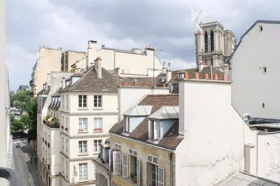 Vue générale sur Paris ou vue de la ville depuis l'appartement