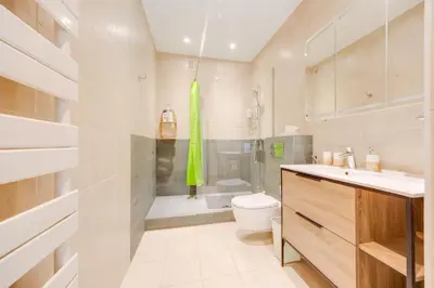 Salle de bains dans l'établissement Triangle d or Champs Elysées