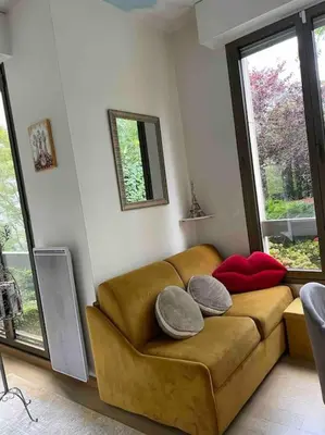 Coin salon dans l'établissement Studio cadre bucolique Neuilly Paris