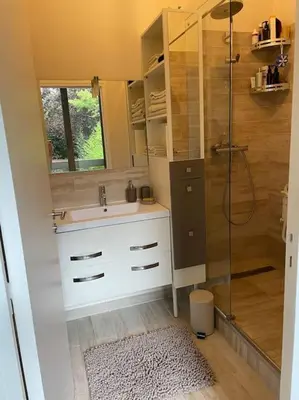 Salle de bains dans l'établissement Studio cadre bucolique Neuilly Paris
