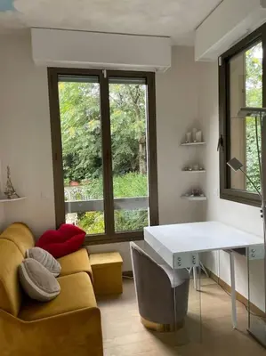 Coin salon dans l'établissement Studio cadre bucolique Neuilly Paris