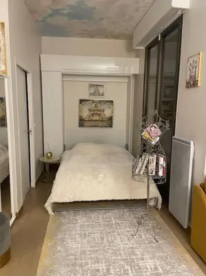 Un ou plusieurs lits dans un hébergement de l'établissement Studio cadre bucolique Neuilly Paris