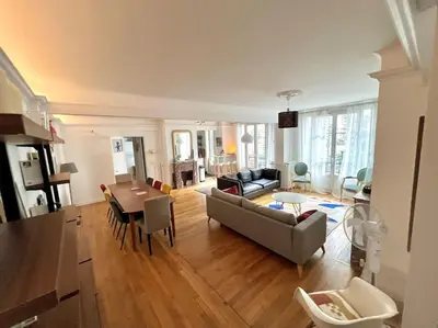 Cuisine ou kitchenette dans l'établissement Grand appartement dans Paris 8 couchages