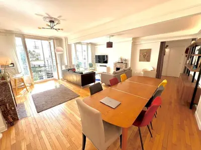 Télévision ou salle de divertissement dans l'établissement Grand appartement dans Paris 8 couchages