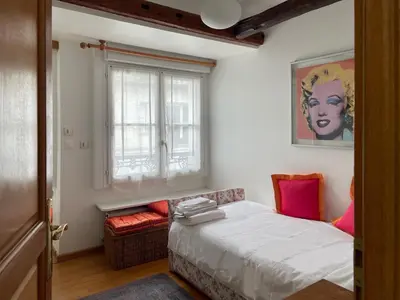 Un ou plusieurs lits dans un hébergement de l'établissement Prince's Terrace 2 bdr bth AC lift terrace garage Odéon Luxembourg