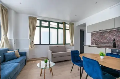 Coin salon dans l'établissement New two bedroom two bathroom apartment Paris 15 near Eiffel with air conditioning