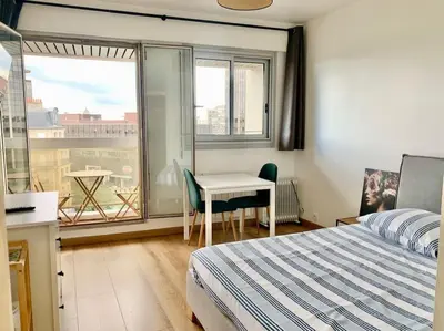 Un ou plusieurs lits dans un hébergement de l'établissement Cosy studio Balcon Paris Montparnasse