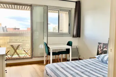 Un ou plusieurs lits dans un hébergement de l'établissement Cosy studio Balcon Paris Montparnasse