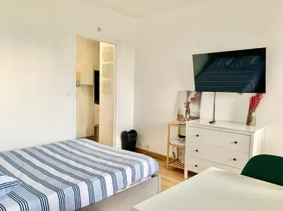 Un ou plusieurs lits dans un hébergement de l'établissement Cosy studio Balcon Paris Montparnasse