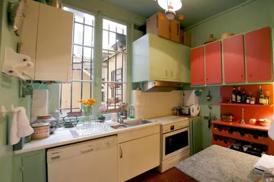 Cuisine ou kitchenette dans l'établissement The Eifel Tower Artist Loft