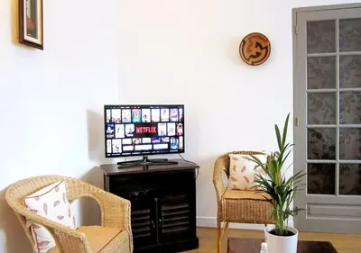 Télévision ou salle de divertissement dans l'établissement Chez Fiatope - Appartement Calme avec balcon & Parking, proche Tram T6