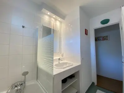 Salle de bains dans l'établissement Chez Fiatope - Appartement Calme avec balcon & Parking, proche Tram T6