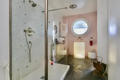 Salle de bains dans l'établissement Panoramic Glam Appart à Neuilly-sur-Seine