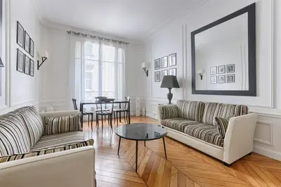 Coin salon dans l'établissement Appartement de Luxe sur les Invalides