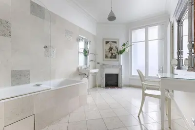 Salle de bains dans l'établissement Appartement de Luxe sur les Invalides