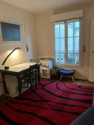 Coin salon dans l'établissement Montmartre joli 2 pièces au pied du Sacré Coeur