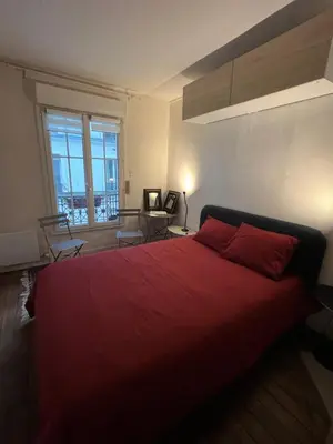 Un ou plusieurs lits dans un hébergement de l'établissement Montmartre joli 2 pièces au pied du Sacré Coeur