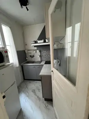 Cuisine ou kitchenette dans l'établissement Montmartre joli 2 pièces au pied du Sacré Coeur