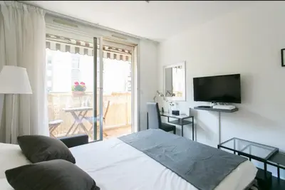 Télévision ou salle de divertissement dans l'établissement Appartement charmant proche Montparnasse
